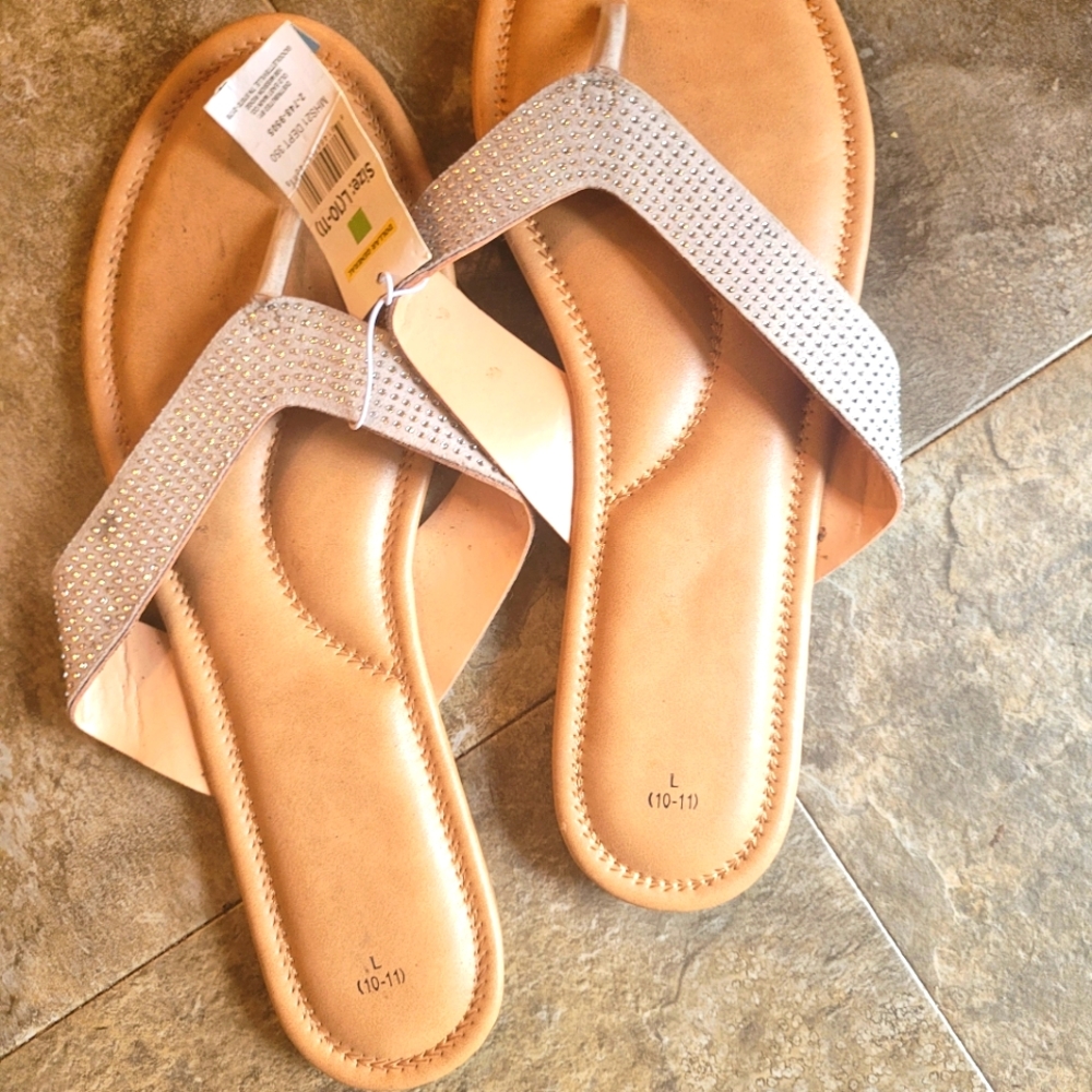 New with tags flip flops sz L